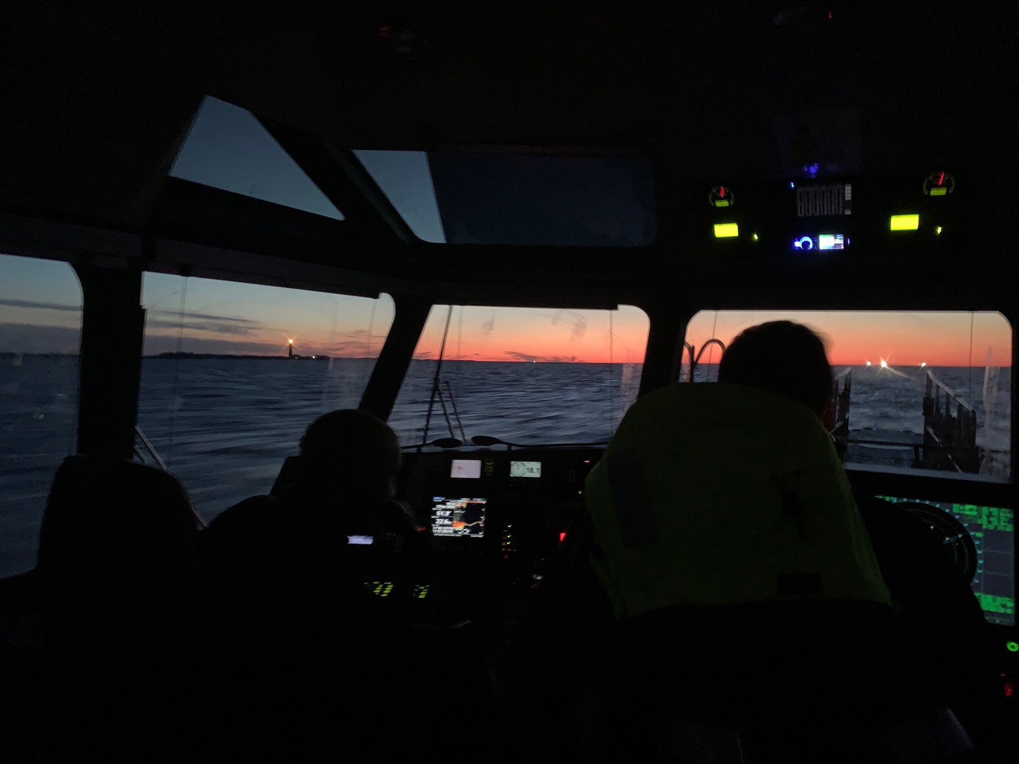 Ombord i lodsbåden med lys keglen fra Skagen fyr om bagbord lodsen på vej til næste skib.jpg